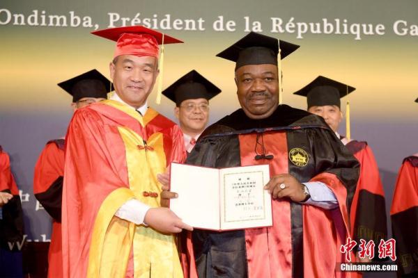 加蓬总统被授予武汉大学法学名誉博士学位