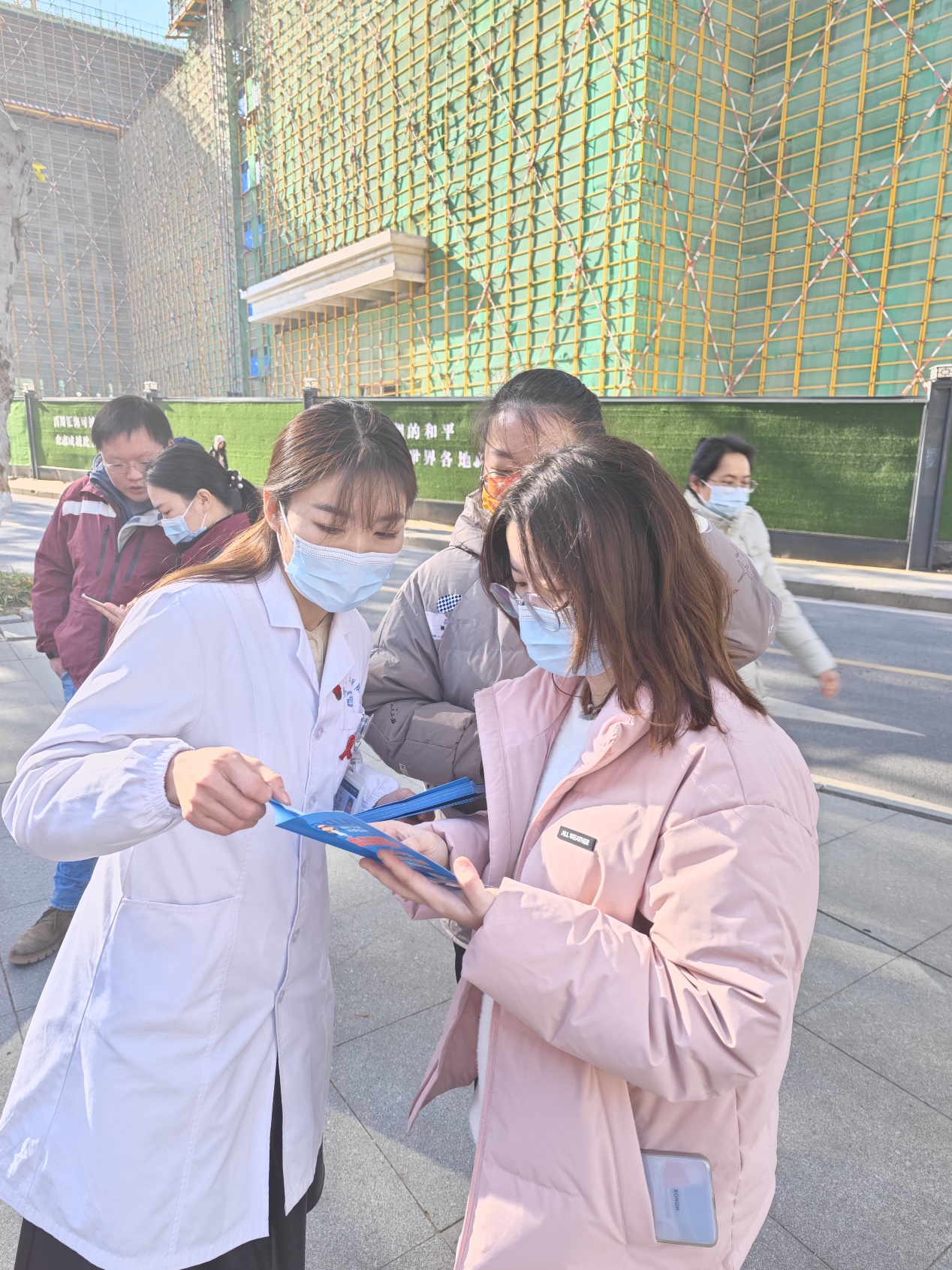 【一线传真】武汉大学开展“世界艾滋病日”宣传义诊活动