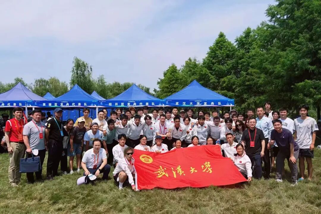 武汉大学龙舟队接连夺冠