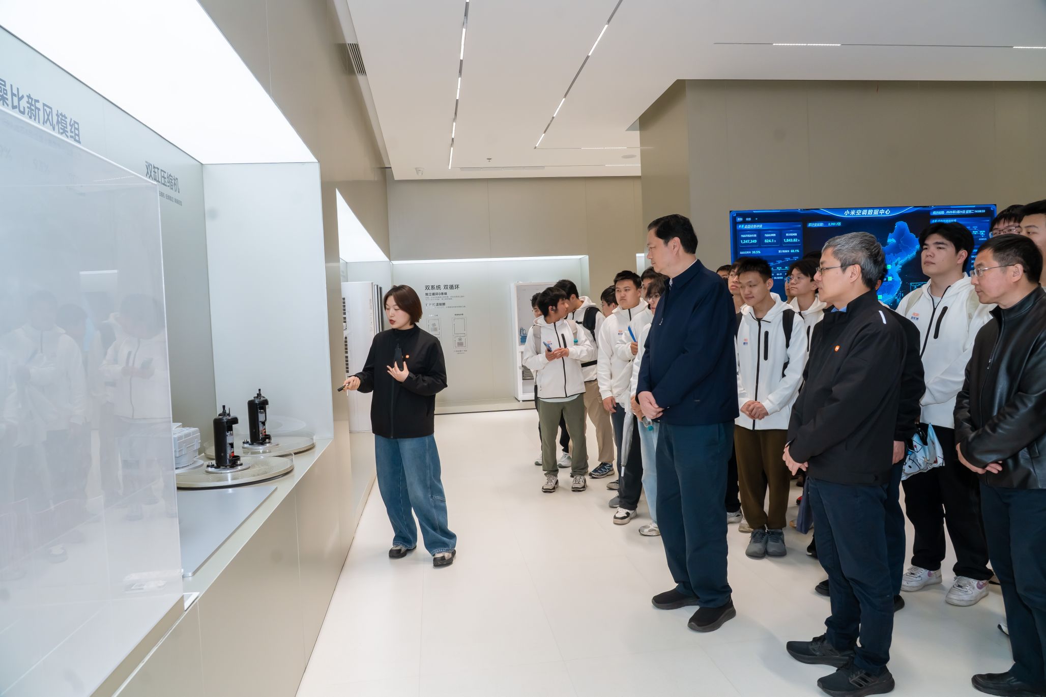 武汉大学代表团赴小米智能家电工厂访企拓岗