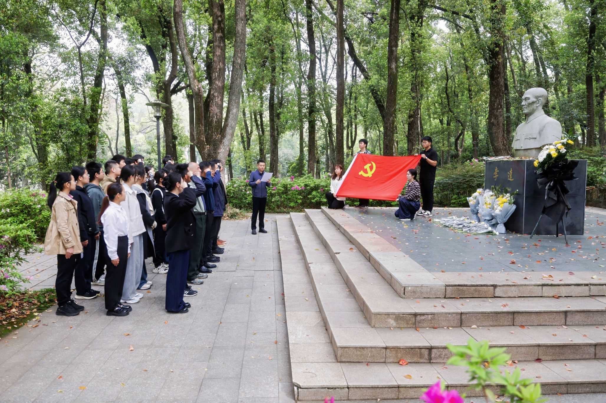 武汉大学师生开展清明缅怀先辈主题活动