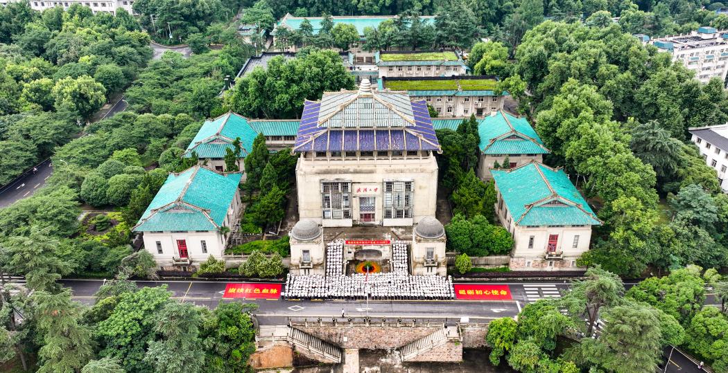 武汉大学举行庆祝中国共产党成立105周年升旗仪式