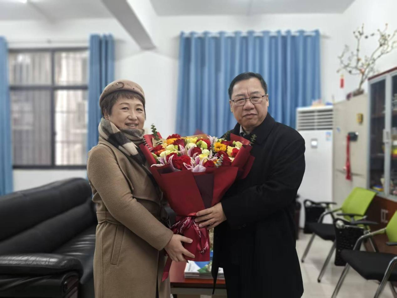 校领导春节前看望慰问教职工代表