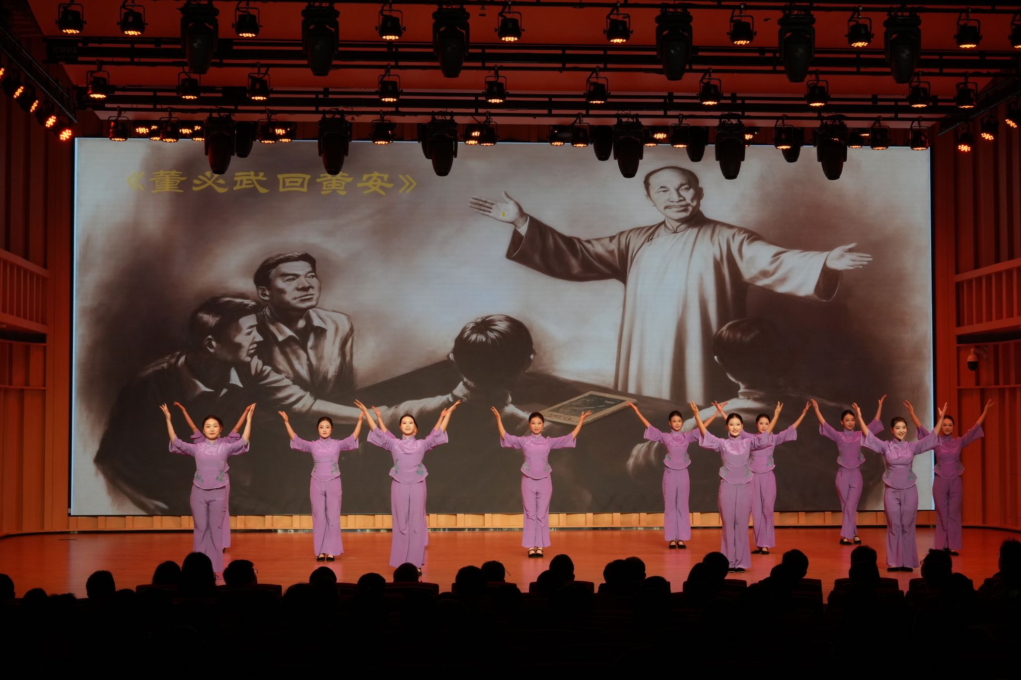 音乐党课《红旗漫卷大别山》在武汉大学首演