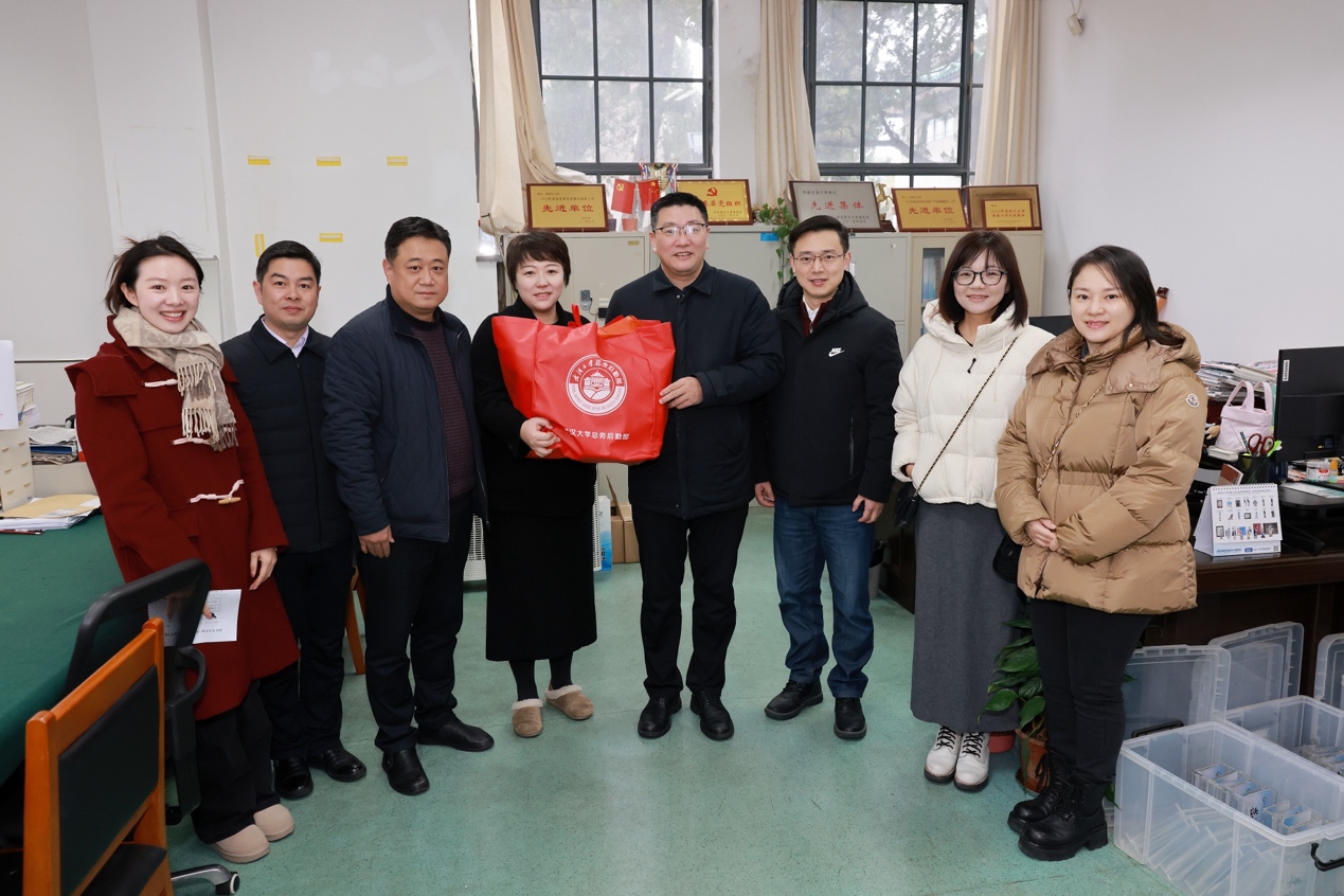 大年初一校领导看望慰问一线教职工（组图）