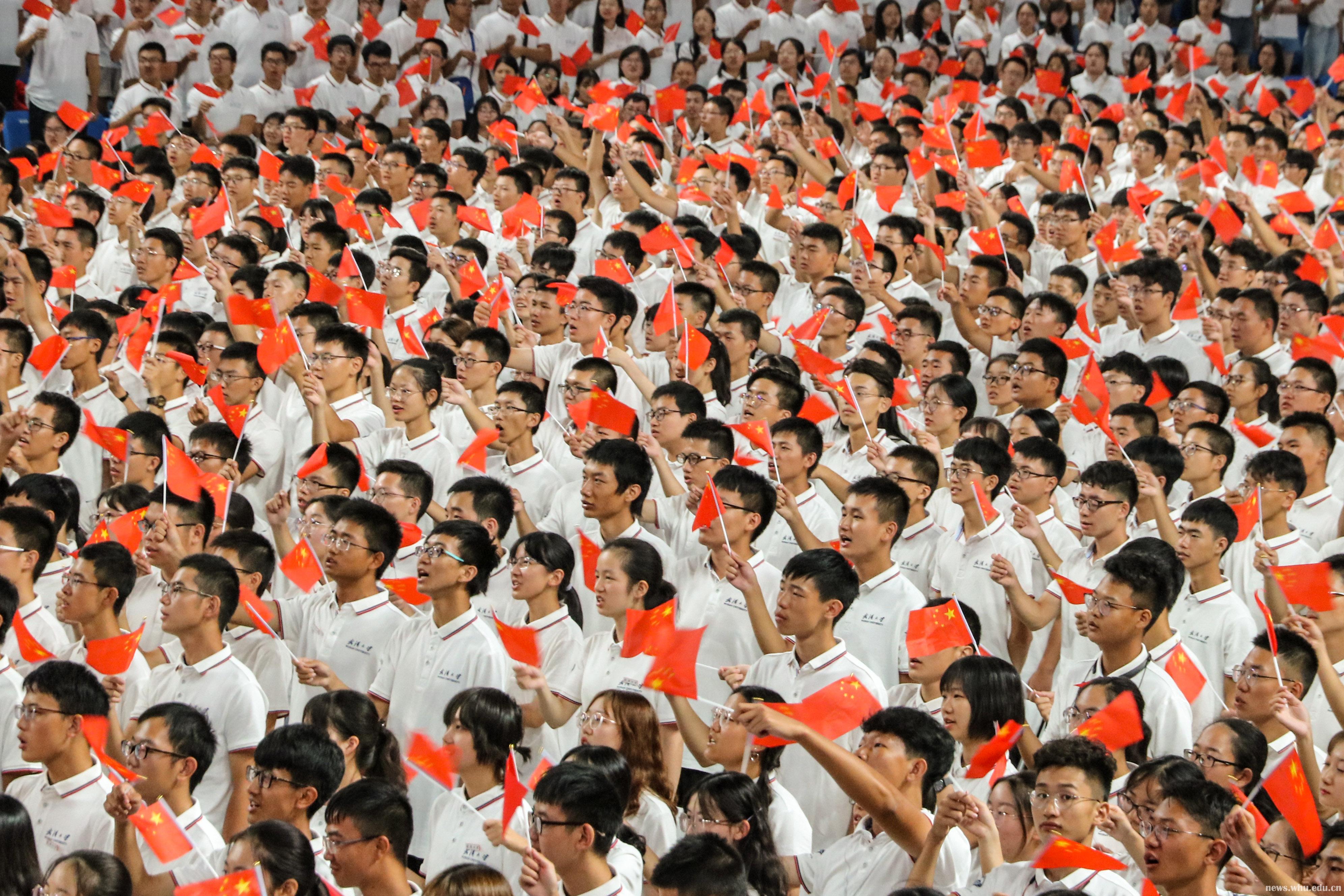 在9月8日上午举行的武汉大学2019级本科生开学典礼上,7232名新生用