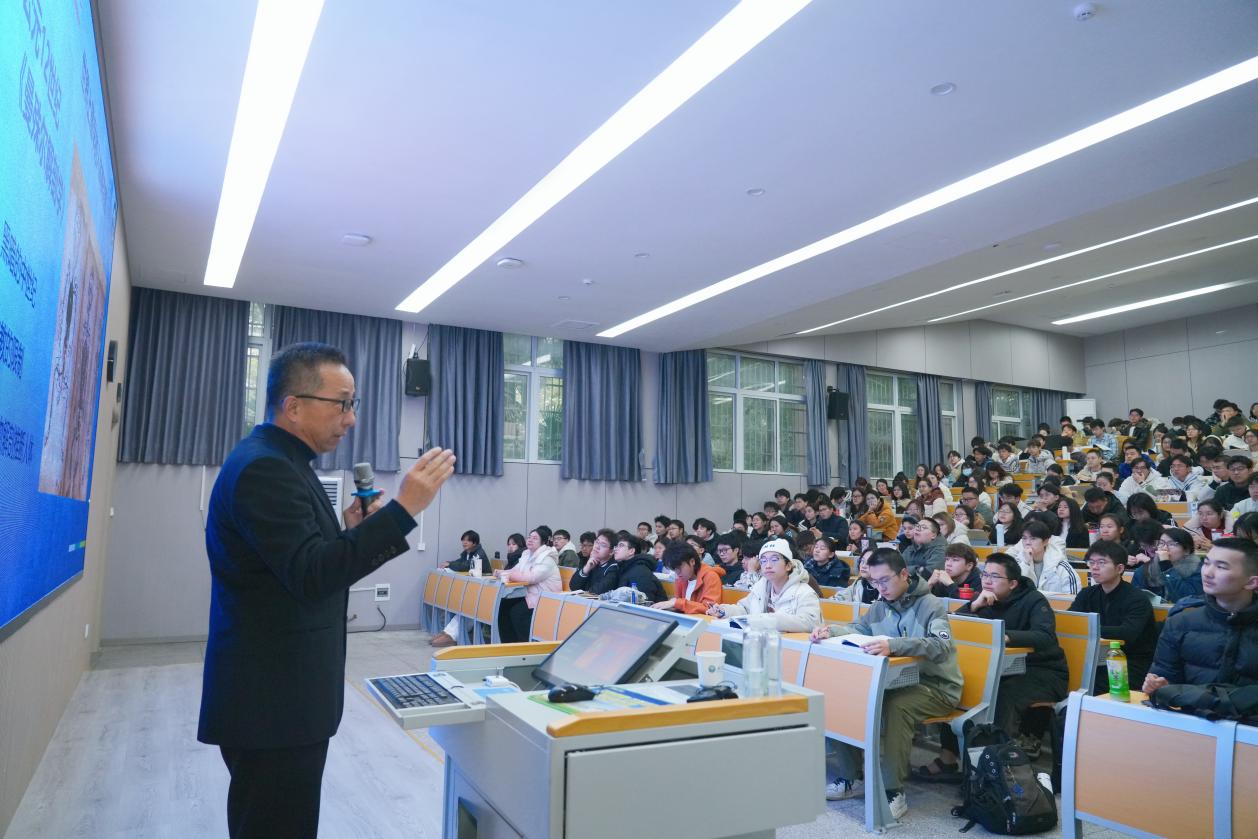 开学第一天，校领导深入课堂检查教学工作（组图）