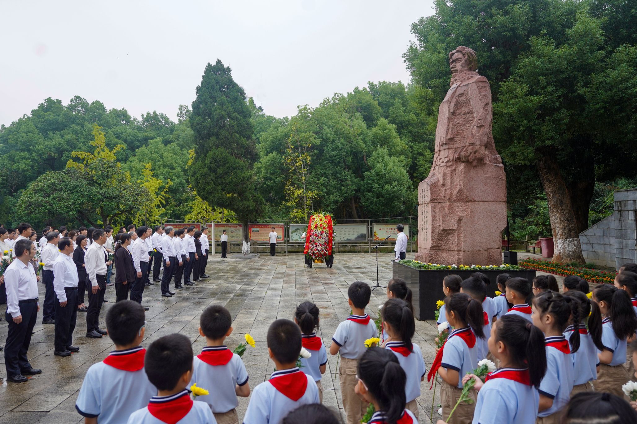 武汉大学师生向英雄烈士敬献花篮