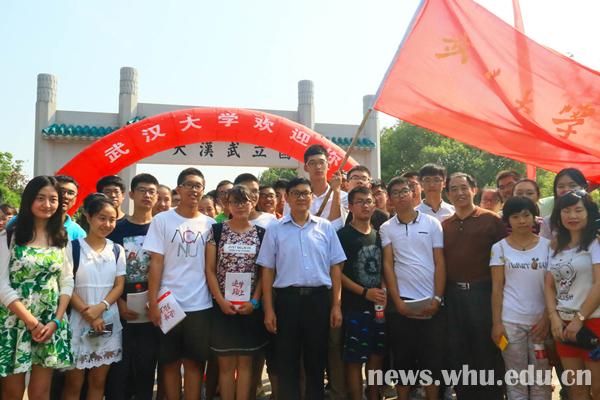 【领导干部上讲台】第一课,校长带新生游校园谈校史