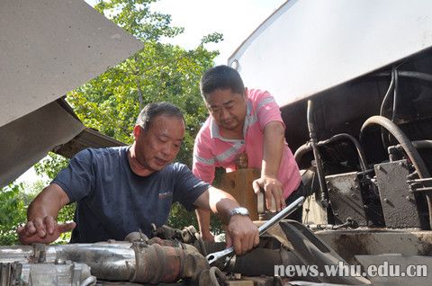 后勤集团熊俊和杨继勇在修车_副本.jpg