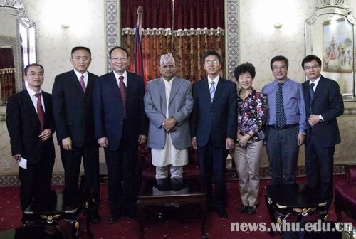 亚达夫总统与武汉大学代表团成员合影s.jpg